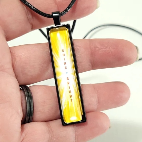 SHINE BRIGHT Vertical Pendant Necklace - Picture 2 of 8